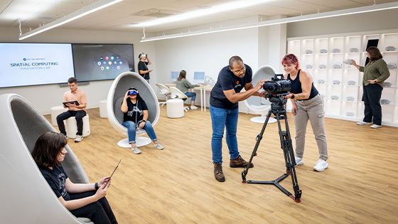 Students explore Full Sail’s Spatial Computing Innovation Lab with Apple Vision Pro, iMacs, and immersive camera technology.