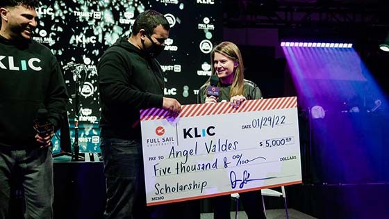 KLiC’s Jose  and Full Sail Director of Esports and Project Management Sari Kitelyn awarding a $5,000 scholarship to student Angel “SparkShooter” Valdes.