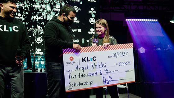 KLiC’s Jose and Full Sail Director of Esports and Project Management Sari Kitelyn awarding a $5,000 scholarship to student Angel “SparkShooter” Valdes.